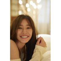 新木優子、2nd写真集『honey』より“彼女感”あふれる笑顔カット公開 画像