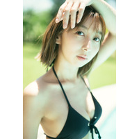 飯田里穂、6年ぶりに水着姿を披露！芸能生活20周年記念で写真集発売 画像