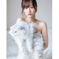 乃木坂46・山下美月の写真集表紙が公開！素肌に白猫を抱いたカットを起用 画像