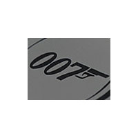 スタイリッシュな黒いパネル〜KDDI、映画コラボパーツ「007ケータイ 慰めの報酬」限定販売 画像