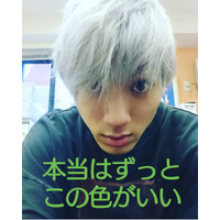 山田裕貴の新鮮な銀髪ヘア公開「本当はずっとこの色がいい」 画像