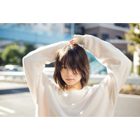 片平里菜、自身初の生配信弾き語りライブ開催に「ライブハウスはやっぱりいい！」 画像