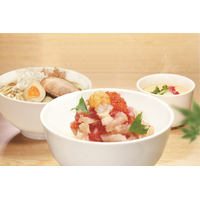 くら寿司、海鮮丼や天丼が500円で楽しめる「くらランチ」に麺類が付く新セット 画像