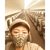美川憲一、“貸切状態”の新幹線でド派手なレオパード柄マスク姿 画像