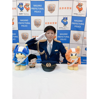 美川憲一、警察制服姿を披露「決める時はビシっと決めるわよ～」 画像