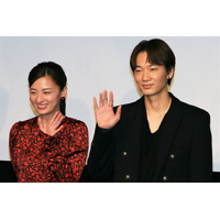 尾野真千子、綾野剛の成長ぶりに“上から目線”!「こいつさあ、でかくなったなあ」 画像