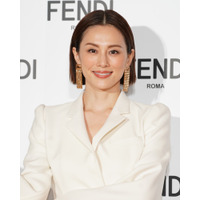 米倉涼子、FENDIの白スーツスタイルで登場！……ハプニングも笑顔で 画像