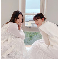 トリンドル姉妹、おそろいホワイトコーデにファン「天使が二人」「美しいすぎる!!」 画像