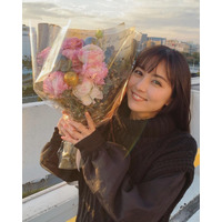 石川恋、花束を手に満面の笑み！撮了報告の写真に「癒されます」「可愛すぎ」の声！ 画像