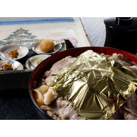 ホテルグランヴィア大阪から金箔が豪快にのった「天下の牛丼」 画像