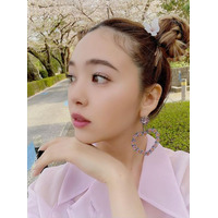 藤田ニコル、桜の花飾ったお団子ヘアカット公開！「可愛すぎる」と評判 画像