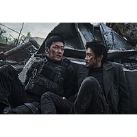 朝鮮半島が未曾有の事態に！イ・ビョンホン×ハ・ジョンウ×マ・ドンソク共演映画『白頭山大噴火』迫力の予告編解禁 画像