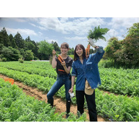 石川恋、トラウデン直美と畑で満面の笑み！「二人とも楽しそう」「農業女子デビュー!?」 画像