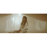 鈴木瑛美子、新曲「kIng」MV解禁！少女たちの姿見守る“守護神”に 画像