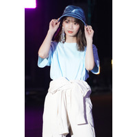 日向坂46・高木彩花、ライブ中に着替えスペースではない場所でほぼ全裸!? 画像