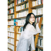 元モーニング娘・鞘師里保、メガネ姿の文学少女グラビア！ 画像
