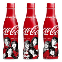 NiziUメンバーが3種のデザインで登場！「コカ・コーラ」スリムボトル 画像