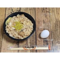 “コク旨ガッツリ”の特製丼「とんこつ背脂すた丼」を試食したらやみつきに！ 画像