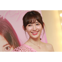 小嶋陽菜、美背中大胆露出のドレス姿にファンうっとり「お姫様」「超綺麗」 画像