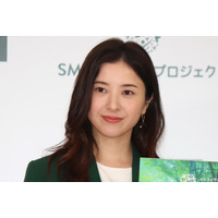 吉高由里子、グリーンスーツでイベント登場…キャラに“なで肩”イジリも!? 画像