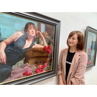 小松彩夏、画家・中島健太氏が描いた自身の肖像画とツーショット！ 画像