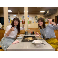 桜井日奈子＆岡崎紗絵、ドラマ『ごほうびごはん』の仲睦まじい飲み会オフショットに反響！ 画像