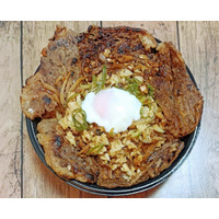 背脂たっぷりの“極上大判カルビ”が旨い！「すたみな極カルビステーキ丼」を実食! 画像