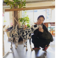 すっぴん？！高岡早紀、49歳誕生日を愛犬との寄り添いショットと共に報告 画像