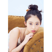 井本彩花、SNSで透明感あふれるカレンダーのアザーカット公開 画像