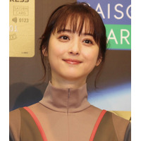 「輝くような女性になれたら」佐々木希、胸元セクシーなドレスで『日本ジュエリーベストドレッサー賞』受賞報告 画像