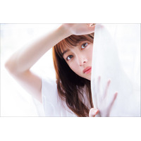 橋本環奈、6年ぶり『CMNOW』表紙＆巻頭特集登場！清楚な白ブラウスで二の腕チラリ 画像