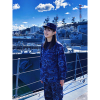 内田理央が海上自衛隊に！護衛艦上のショットに「かっこいい」「似合ってる」 画像