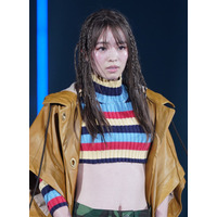 【TGC 2022 S/S】横田真悠、ミニ丈トップス＆迷彩柄ショートパンツで颯爽とランウェイ 画像