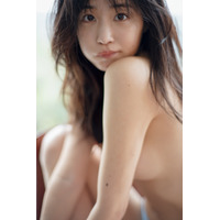 『バチェラー』で話題の“あざと女子”休井美郷、1st写真集で攻めた“ドーナツブラ”に挑戦！ 画像