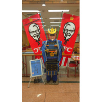 ケンタッキー、店舗従業員手作りの鎧・兜を着たカーネル像が登場 画像