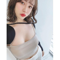 ナタリア聖奈、デコルテあらわなセクシー“春夏コーデ”披露 画像