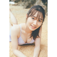 櫻坂46・守屋麗奈、1st写真集の書店特典水着ポスターが公開！ 画像