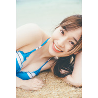 遊び疲れてビーチに寝転ぶ“れなぁ”をパチり！守屋麗奈 1st写真集ポストカード公開 画像