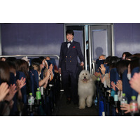 田中圭＆俳優犬ベック、映画『ハウ』公開記念舞台挨拶に仲良くお散歩登壇！ 画像