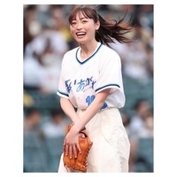 福原遥、朝ドラ『舞いあがれ！』タイトル入りユニフォームで始球式！「夢のような時間過ごせた」 画像