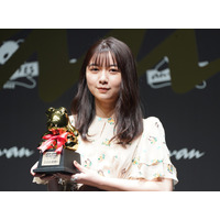 上白石萌歌が「anan AWARD 2022」受賞！美背中露出の大胆ドレスで登場 画像