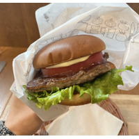 【実食】一頭買いの贅沢を堪能！モスバーガー100万食限定の黒毛和牛バーガー 画像