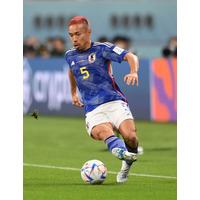 長友佑都、サッカーW杯初戦で金髪から“赤髪”にチェンジ！裏側を吉田麻也が明かす 画像