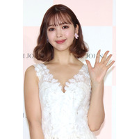 藤田ニコル、胸元ざっくり純白ドレスで艶やかに…今年は「セクシー・ヘルシー」目指す 画像