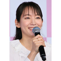 吉岡里帆、へそチラミニスカコーデに「神々しい」「この世の美の極致」の声 画像