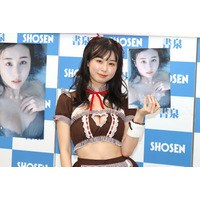 くりえみ、胸元セクシーな衣装で写真集発売記念会見に登場 画像