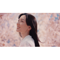 永野芽郁、桜を背景に美しい“絹髪”披露！ 画像