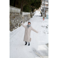 日向坂46・影山優佳、写真集から先行カット公開！雪景色の中で撮られた無邪気でキュートな1枚 画像