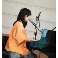 川嶋あい、卒業式でサプライズライブ！生ピアノ演奏で「旅立ちの日に・・・」披露 画像
