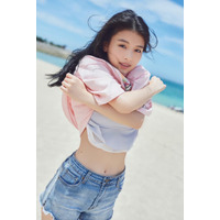 出口夏希、1st写真集で見せる等身大の魅力！天真爛漫な素顔やヘルシー美脚も 画像